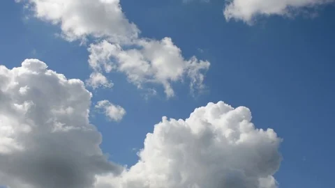 Time lapse of running clouds on a blue sky Video stock 76989875