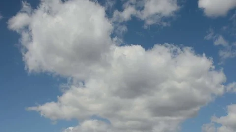 Time lapse of running clouds on a blue sky Video stock 77065099