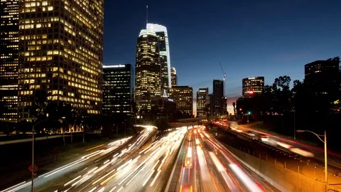Time lapse of rush hour traffic in downtown Los Angeles at sunset 스톡 동영상 83340979