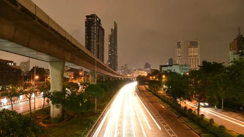 Time-lapse of Rush hour traffic on highway and sky train at dusk Stockbeeldmateriaal 143578805