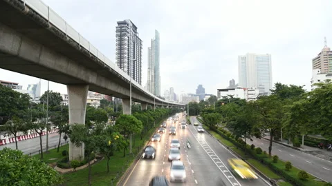 Time-lapse of Rush hour traffic on highway and sky train at dusk Видео 144141231