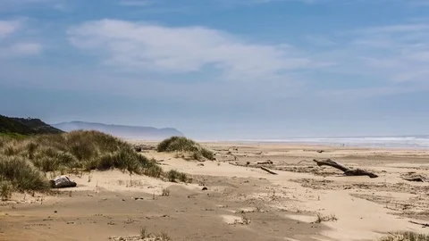 Time lapse of sandy Oregon beach on a sunny day Video stock 79372649