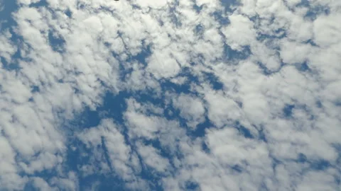 Time lapse of scattered clouds moving across blue sky. Dynamic cloud formation Vídeo Stock 332184642