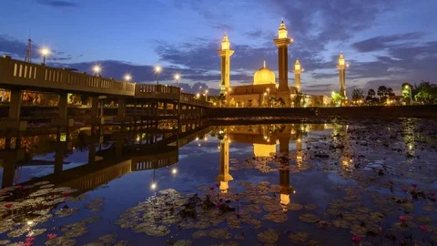 Time lapse : Scenery of sunrise Bukit Jelutong Mosque, Shah Alam Stock Footage 75661301