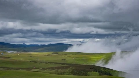 Time-lapse of sea of clouds over grasslands in Tibetan areas Video stock 337918965