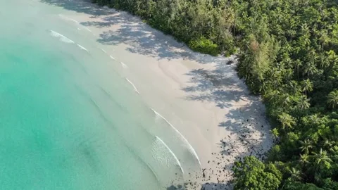 Time-lapse of sea waves above tropical beach with clear turquoise sea, white Stock Footage 253368168