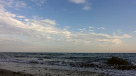 Time lapse of sea waves and rocks at a beach Vidéo 68990654