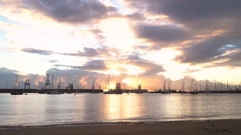 Time lapse of seashore at sunset in Las Canteras Beach, Gran Canaria Vídeos de archivo 233256592