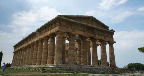 Time Lapse.  Second Temple of Hera  - a Greek temple in Paestum, Italy. 4K. Vídeos de archivo 94373494
