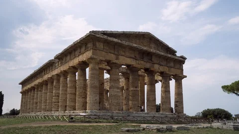 Time Lapse.  Second Temple of Hera - a Greek temple in Paestum, Italy. 4K. 스톡 동영상 98901100