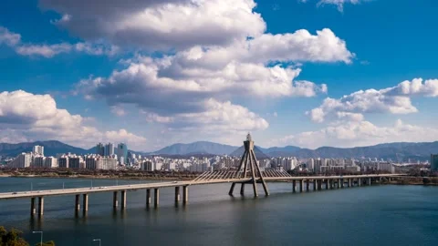Time lapse of Seoul Olympic bridge and traffic and clouds moving, South Korea 動画素材 145927552