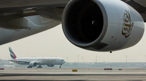 Time-lapse sequence of A380 aircraft as planes take off in the foreground Video stock 65427699