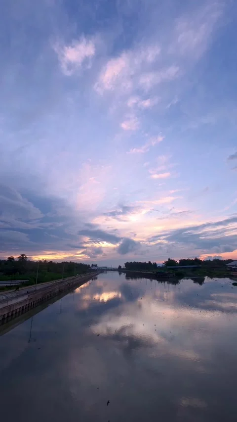 Time-lapse of Serene Sunset Reflected on Calm Water Video stock 308394332