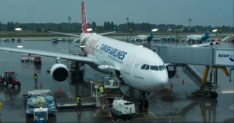 Time lapse Service people loading luggage into the Turkish Airlines Boeing Stockbeeldmateriaal 96570039