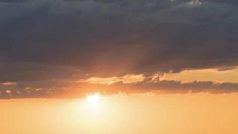 Time lapse of setting huge orange sun moving on pastel sky with fiery clouds Stock-Footage 142286190