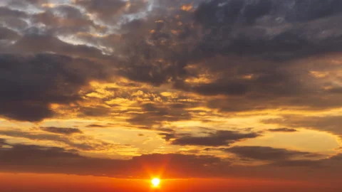 Time lapse of setting huge sun coming out of the fiery orange clouds Stock-Footage 140543597