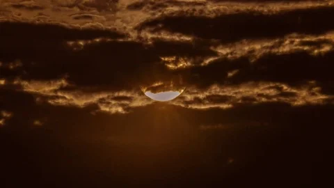 Time Lapse of setting sun and clouds Stock Footage 73228189