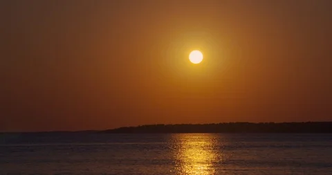 Time lapse of setting sun over the adriatic sea 動画素材 111902996