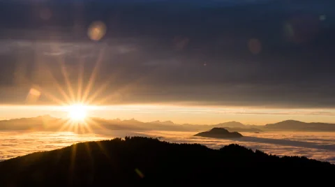 Time Lapse - Setting sun with sunstripes, fog and clouds Видео 58654913