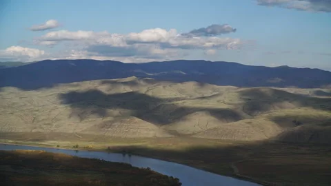 Time lapse shadow of clouds on mountains 動画素材 96411401