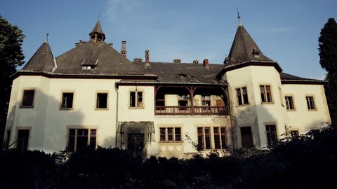 Time lapse of shadows moving across an old abandoned, haunted mansion Video stock 82449669