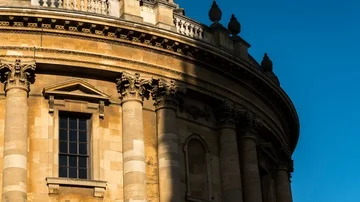 Time lapse of shadows moving across a building in Oxford, England Video stock 85572279