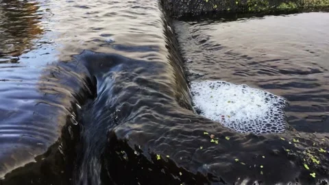 Time-lapse. shallow river flows between concrete structures Video stock 160564324