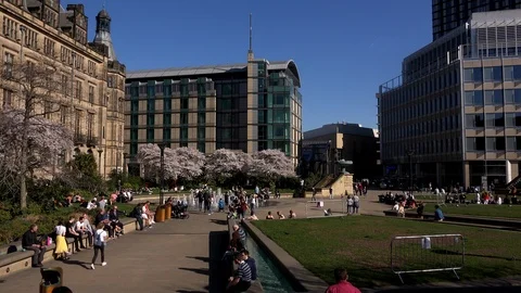 Time lapse of Sheffield city centre people in park North of England UK 4K Vidéo 106105754