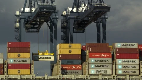 Time Lapse: Shipping Containers Unloaded From Container Ship 5 스톡 동영상 104714944