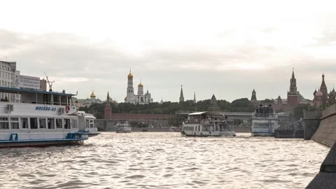 Time lapse of ships docking near Kremlin Vídeo Stock 155706706