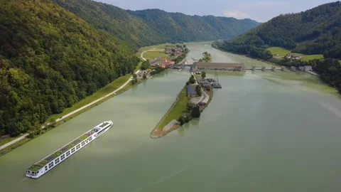 Time lapse of ships passing through the locks at a hydropower plant Video stock 342420213