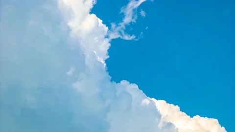 Time lapse shooting clouds passing fast through the sky Vidéo 145739015