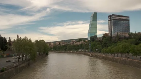 Time lapse shooting of Kura river. View from Galaktion Tabidze bridge in Tbilisi 스톡 동영상 130494891