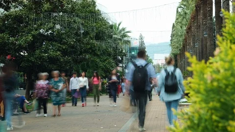 Time lapse shooting video. Camera zoom. Many tourists walk along the street. Vidéo 107464862