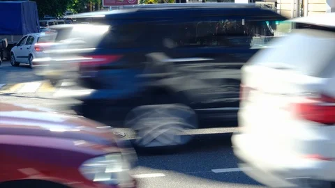 Time lapse shooting video. Fast movement cars and pedestrians on road. Vidéo 108001853