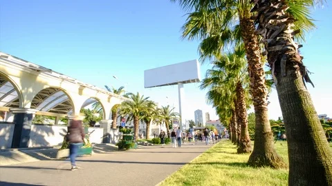 Time lapse shooting video. Large Billboard 6x3 in the city center high level. Vidéo 108001661
