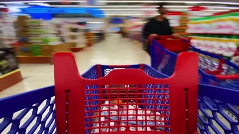 Time lapse of shopping trolley rushing inside supermarket Vidéo 304583306