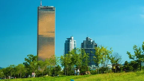 Time lapse shot of 63 Building (KLI 63) in Seoul, South Korea 스톡 동영상 120585714