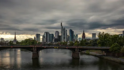Time-Lapse Shot Of A Beautiful Riverside In Frankfurt With Cityscape In The Back 스톡 동영상 142208530