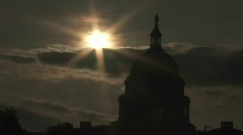 A time lapse shot of clouds moving behind the Capitol Stockbeeldmateriaal 556398