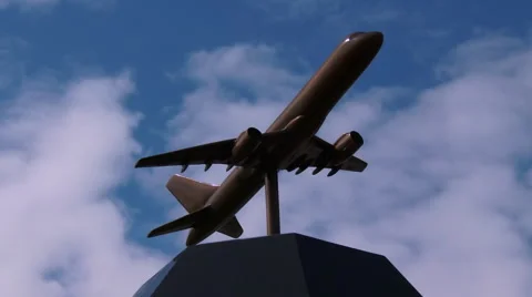 Time lapse shot of clouds moving behind an airplane at the United 93 memorial in Stockbeeldmateriaal 41980625
