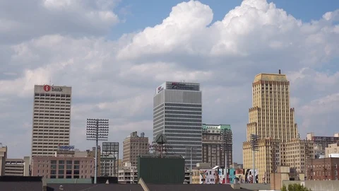 Time lapse shot of clouds moving behind Memphis downtown city skyline business 库存影片 117798424