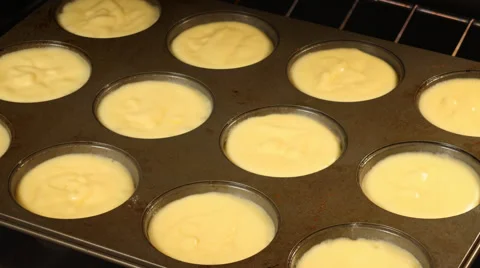 Time lapse shot of cupcakes baking in oven Video stock 62278571
