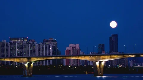 Time lapse shot of full moon shining over Han River in Seoul, South Korea Stock Footage 120585906