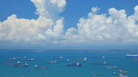 Time Lapse shot of hundreds of cargo ships anchored off the coast of Singapore. Stockbeeldmateriaal 110286912