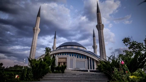 Time lapse shot of mosque in Turkey with cloudy day to night transition 스톡 동영상 117472697