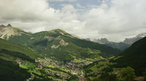 Time lapse shot of shadows passing over town in remote mountain valley / St. Vídeo Stock 43633379