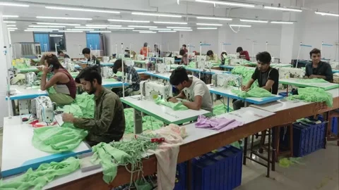 A time lapse shot of the skilled tailors working in the textile garment factory Vidéo 313030208