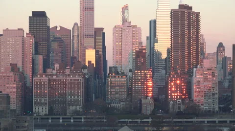 Time lapse shot of sunrise reflected in buildings of Manhattan New York. Видео 47181616