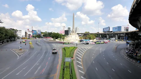 Time-lapse shot of Victory Monument traffic circle in Bangkok Stockbeeldmateriaal 326383745